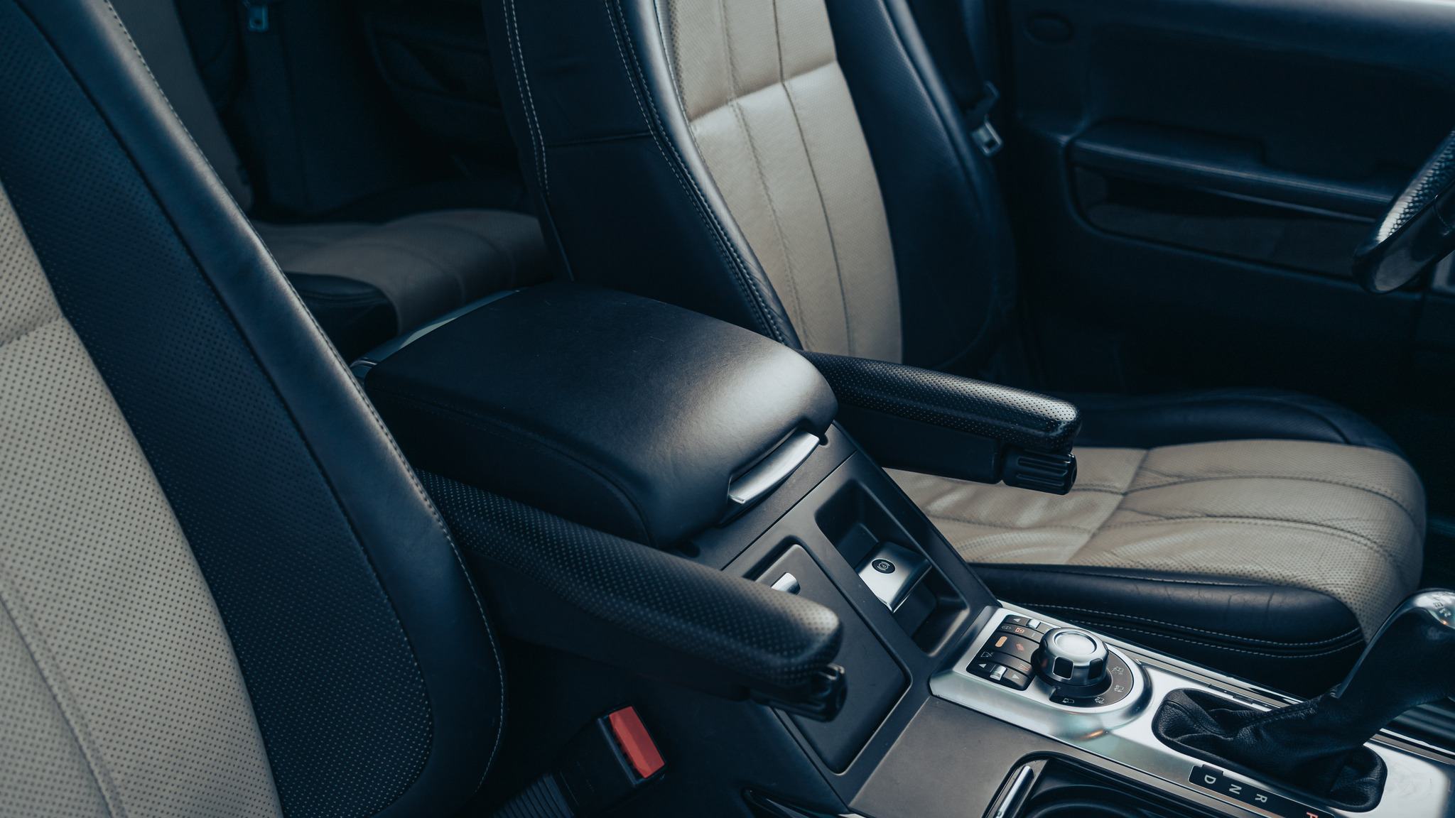 Innenraumfoto von 2010 Land Rover Range Rover TDV8 Autobiography 