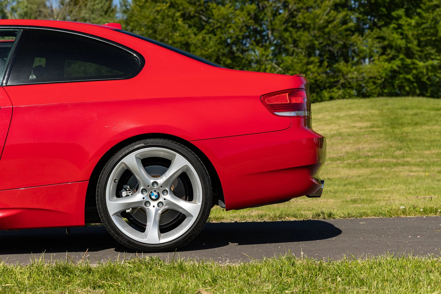 Exterior image of 2007 BMW 335i Coupé (48)