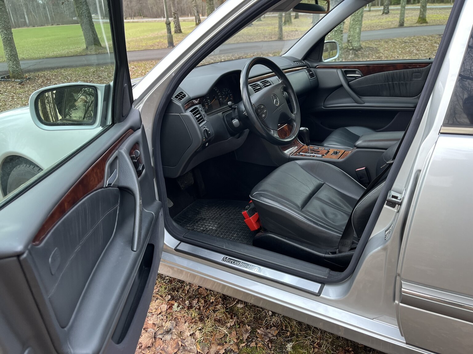 Innenraumfoto von 1999 Mercedes-Benz E320 T Automat