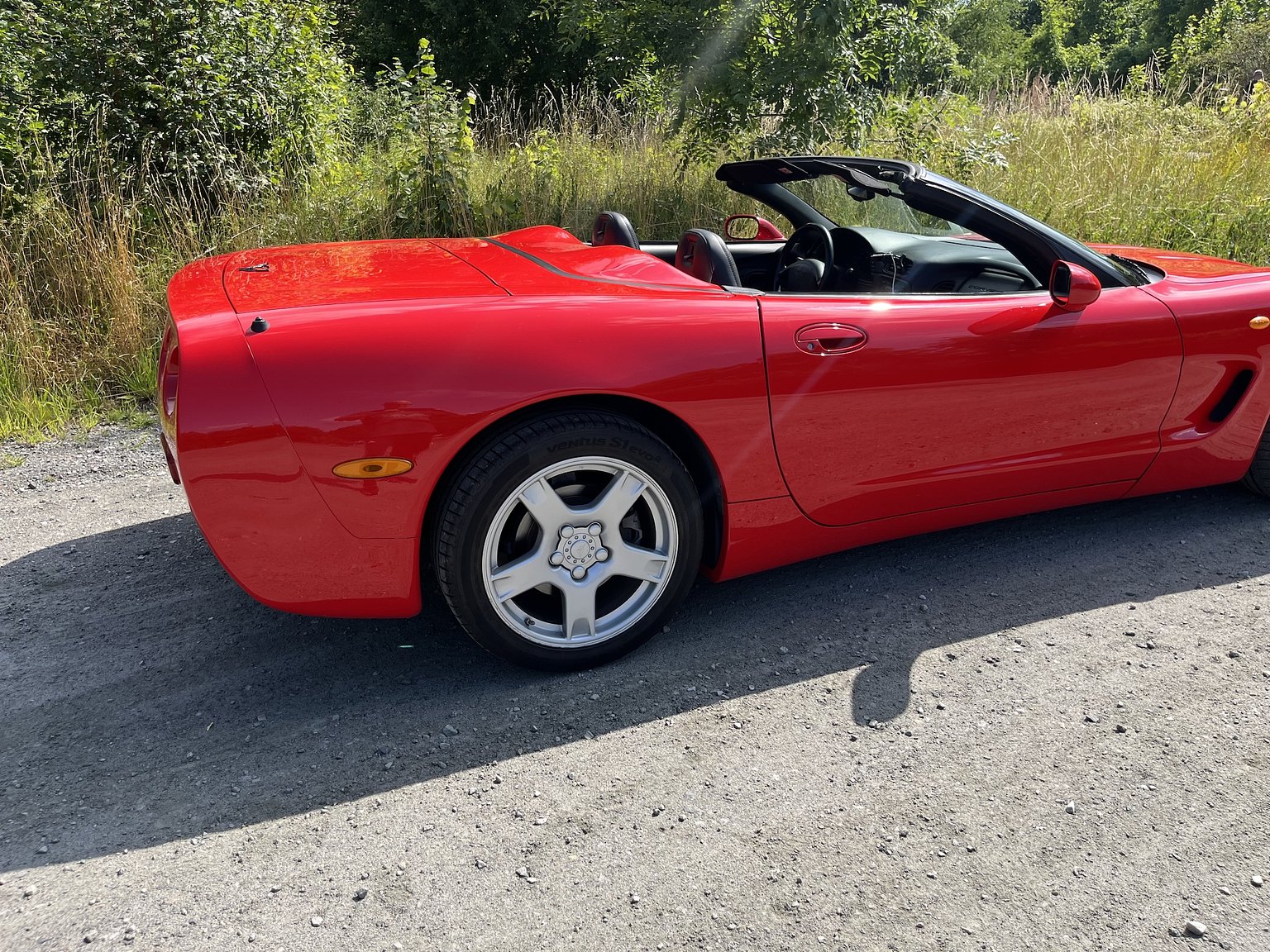 Exterior image of 2000 Chevrolet Corvette Cabriolet