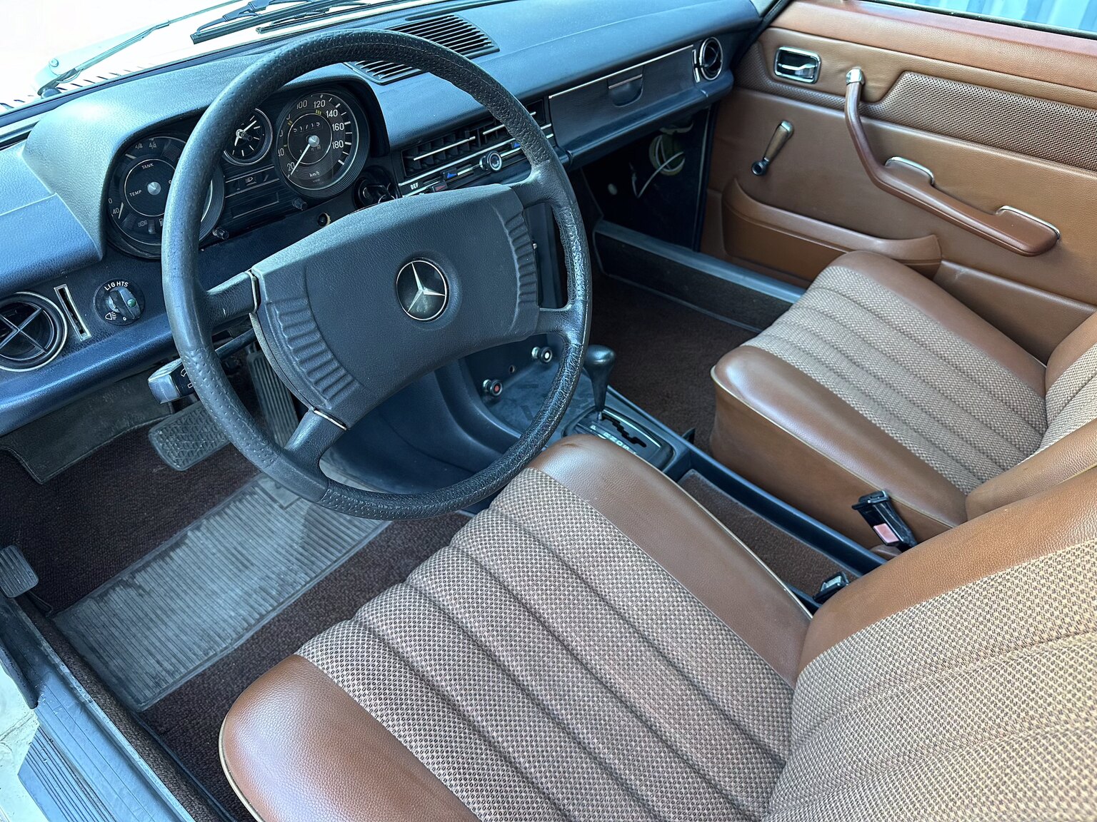 Interior image of 1974 Mercedes Benz 230.6