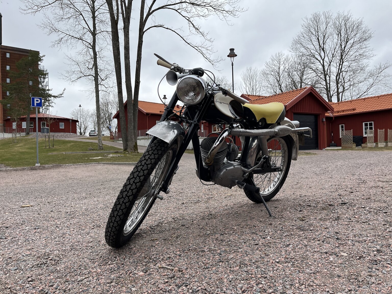 Exteriörbild på 1958 Husqvarna 283 "Guldpilen"