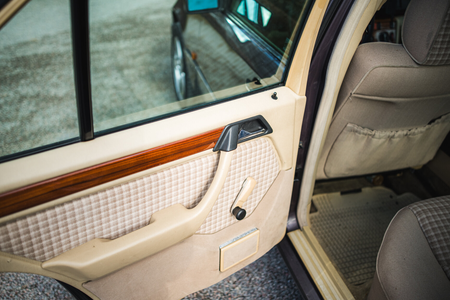Interior image of 1993 Mercedes-Benz E 220