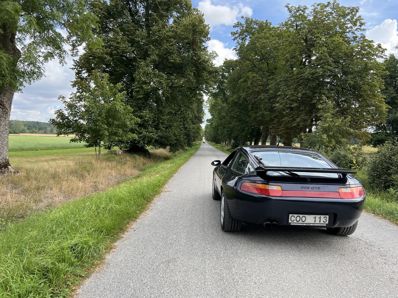 Exterior image of 1993 Porsche 928 GTS