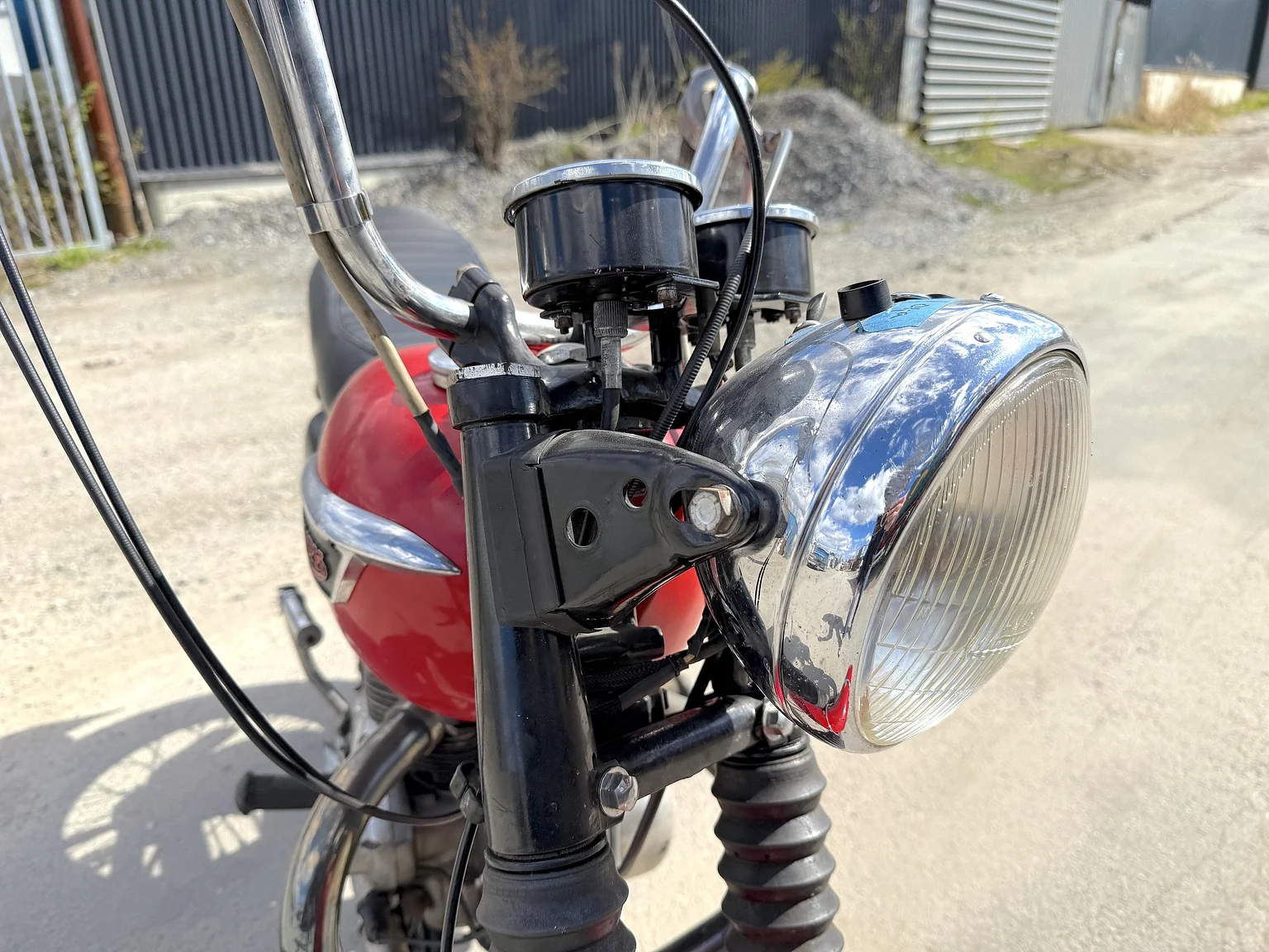 Exteriörbild på 1971 Triumph Daytona 500 (8)