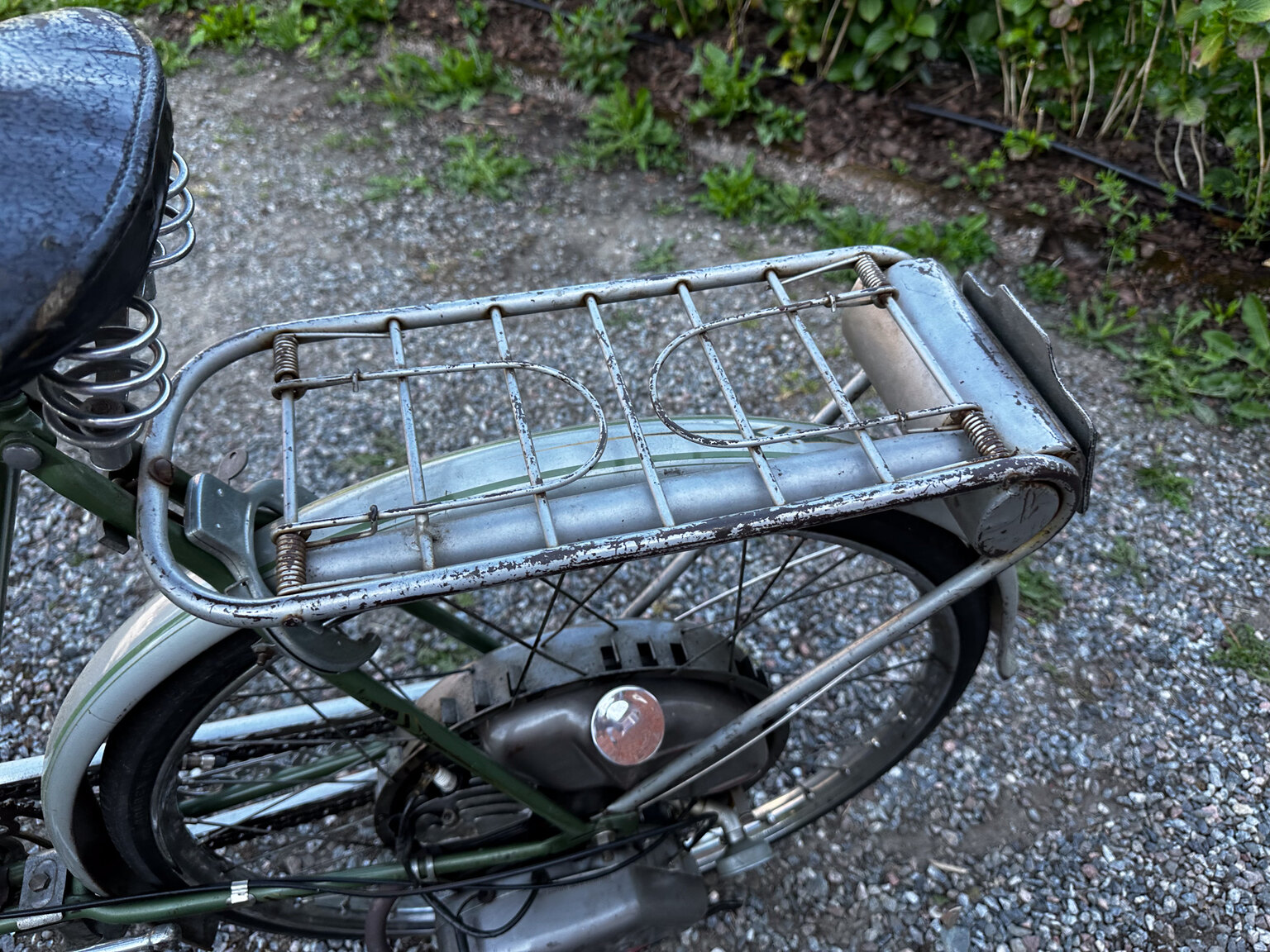 Exteriörbild på 1951 Fux med påhängsmotor