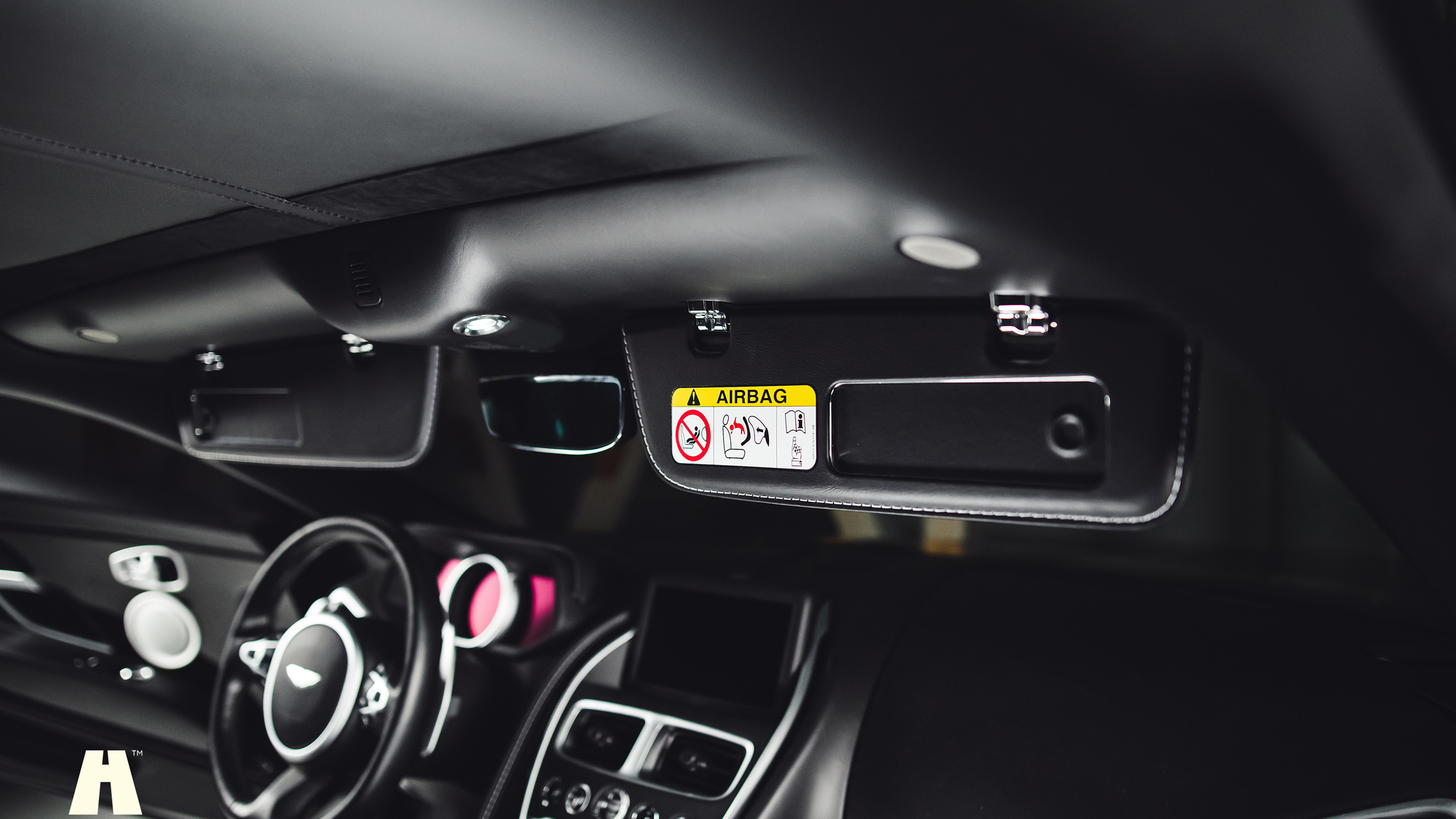 Innenraumfoto von 2019 Aston Martin DB11 AMR (45)