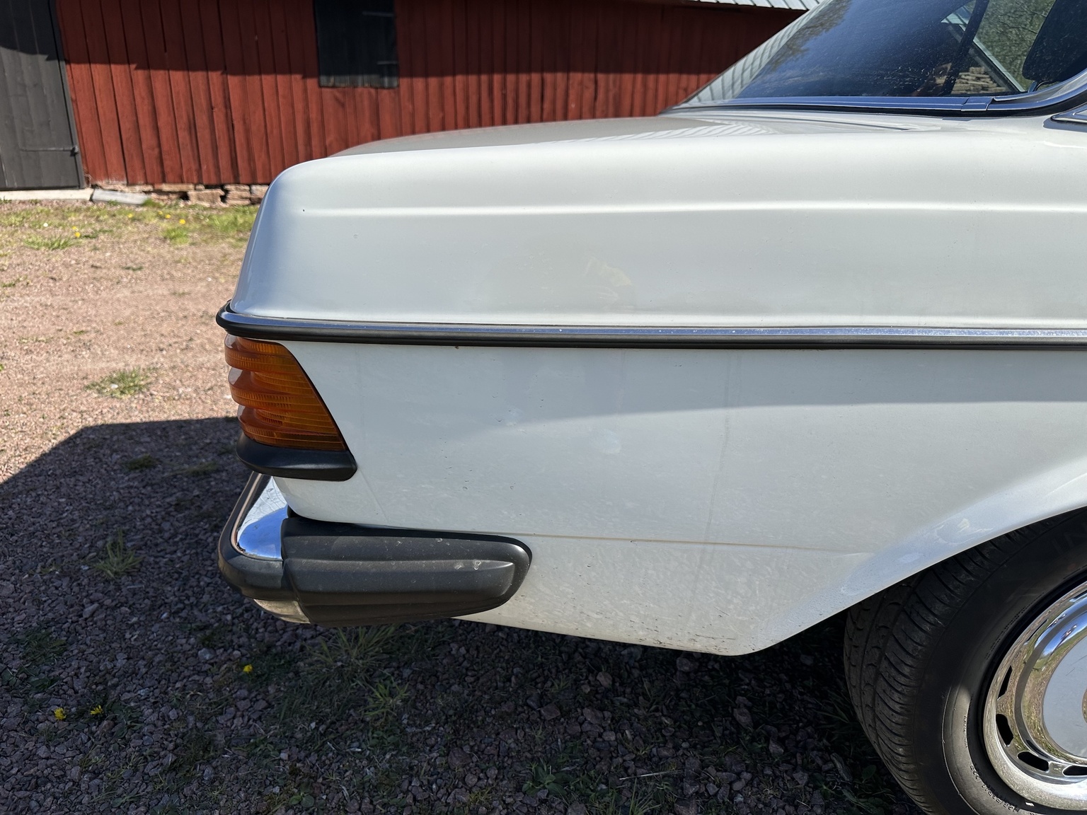 Exterior image of 1985 Mercedes-Benz 200