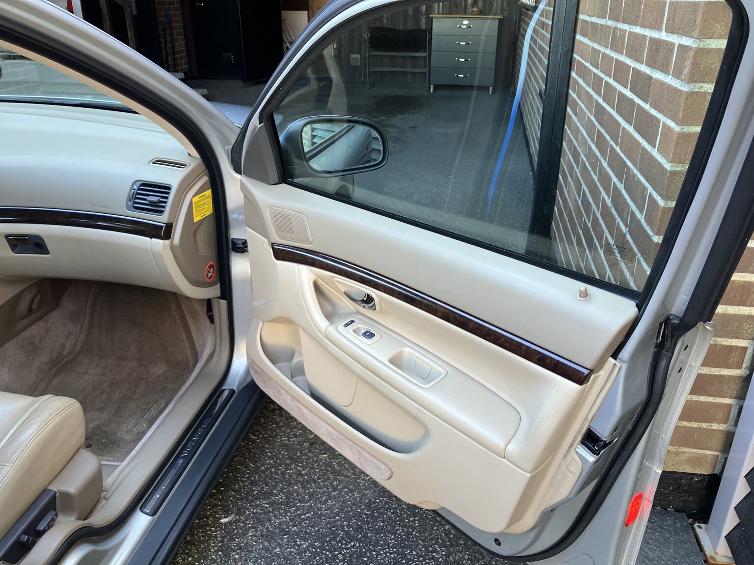 Interior image of 1999 Volvo S80