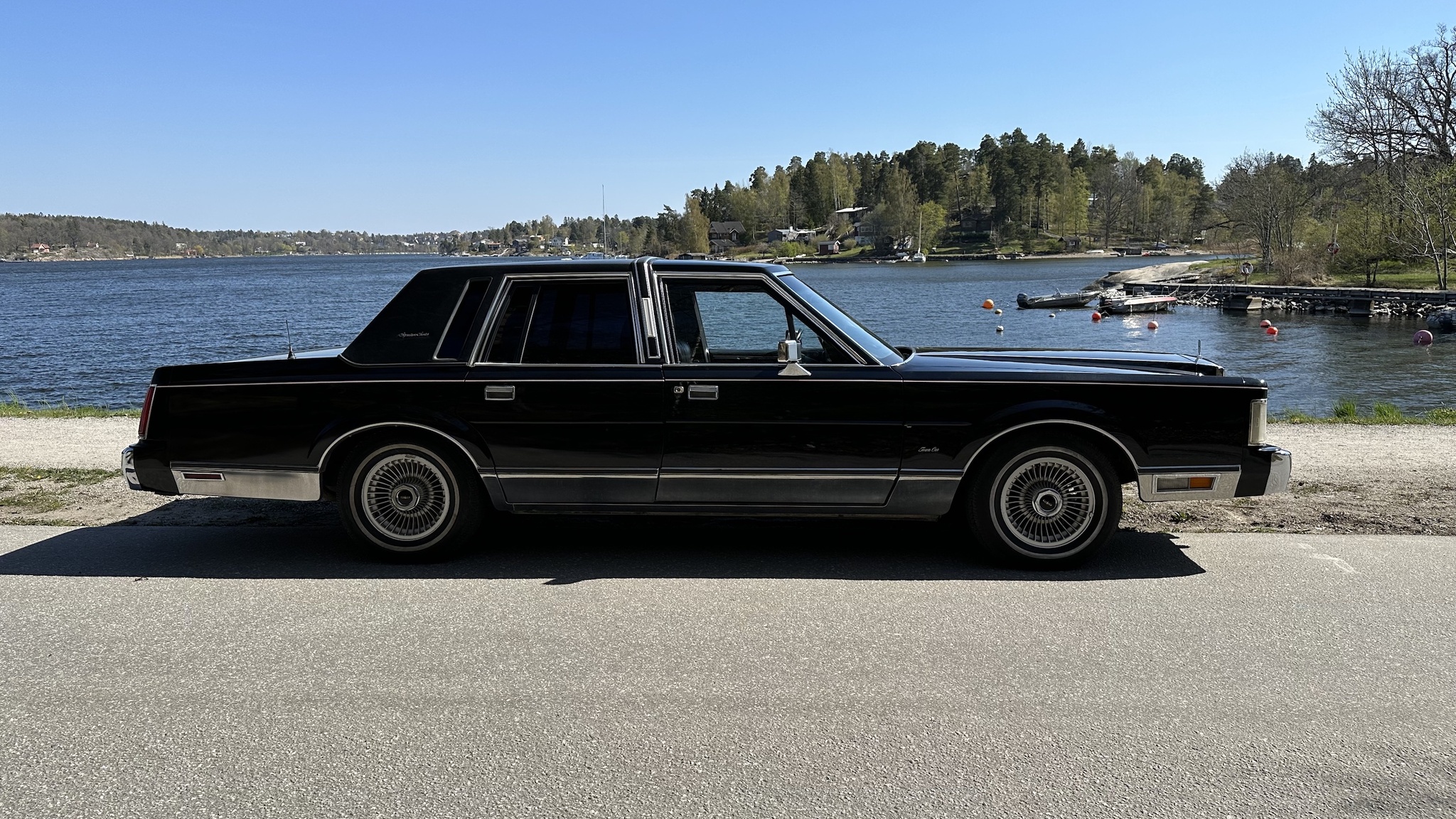 Exterior image of 1988 Lincoln Town Car