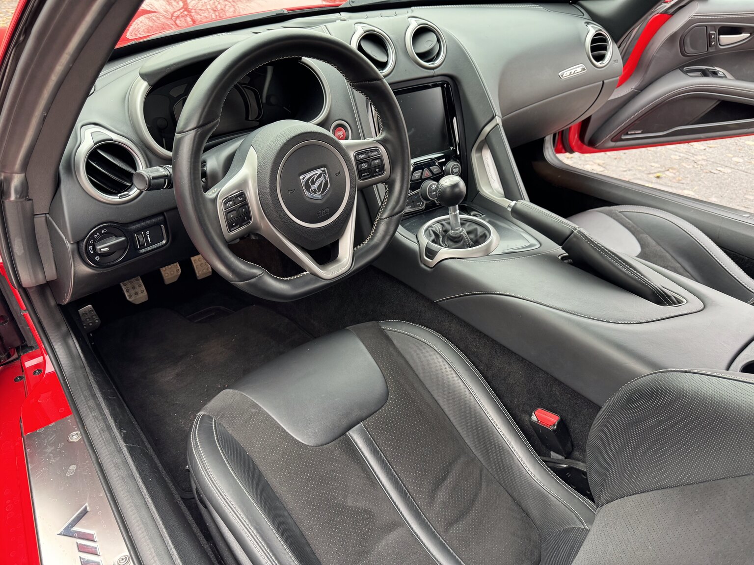 Interior image of 2014 Dodge Viper GTS (1)