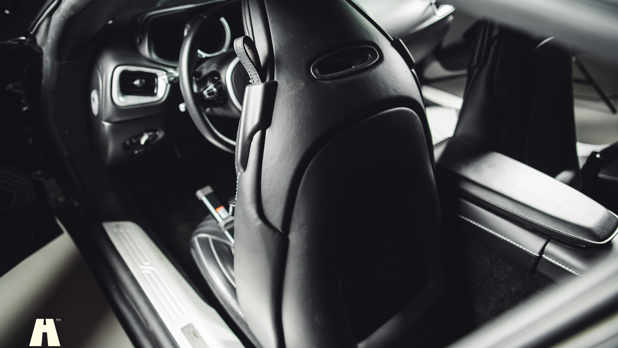 Innenraumfoto von 2019 Aston Martin DB11 AMR (49)