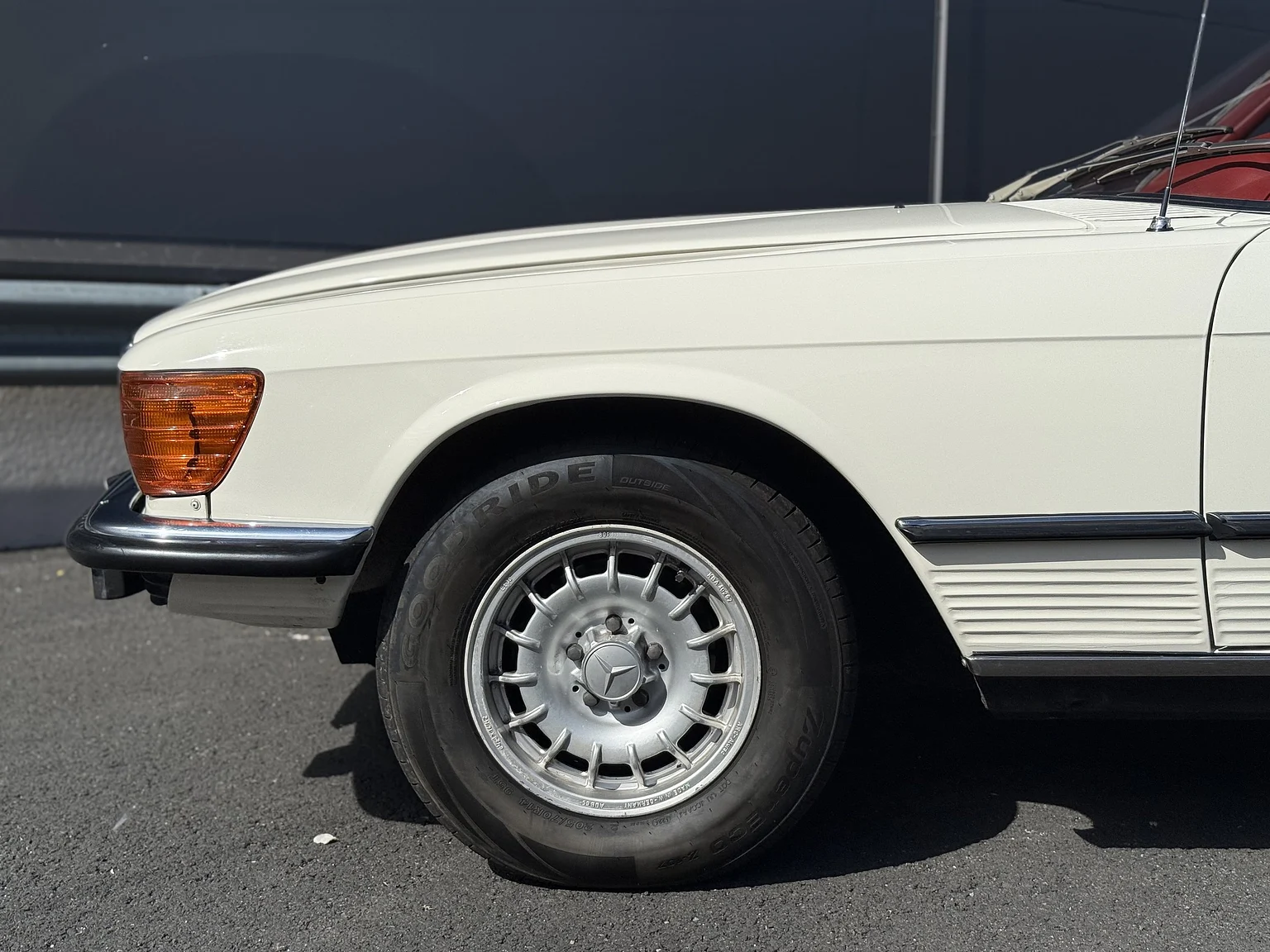 Exteriörbild på 1973 Mercedes Benz 350 SL  (17)