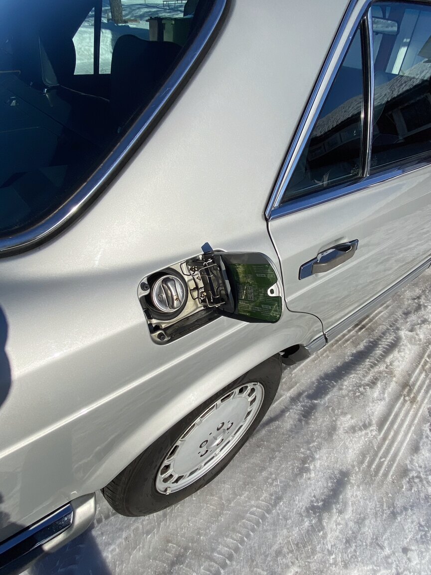 Exterior image of 1988 Mercedes-Benz 300 SE (29)