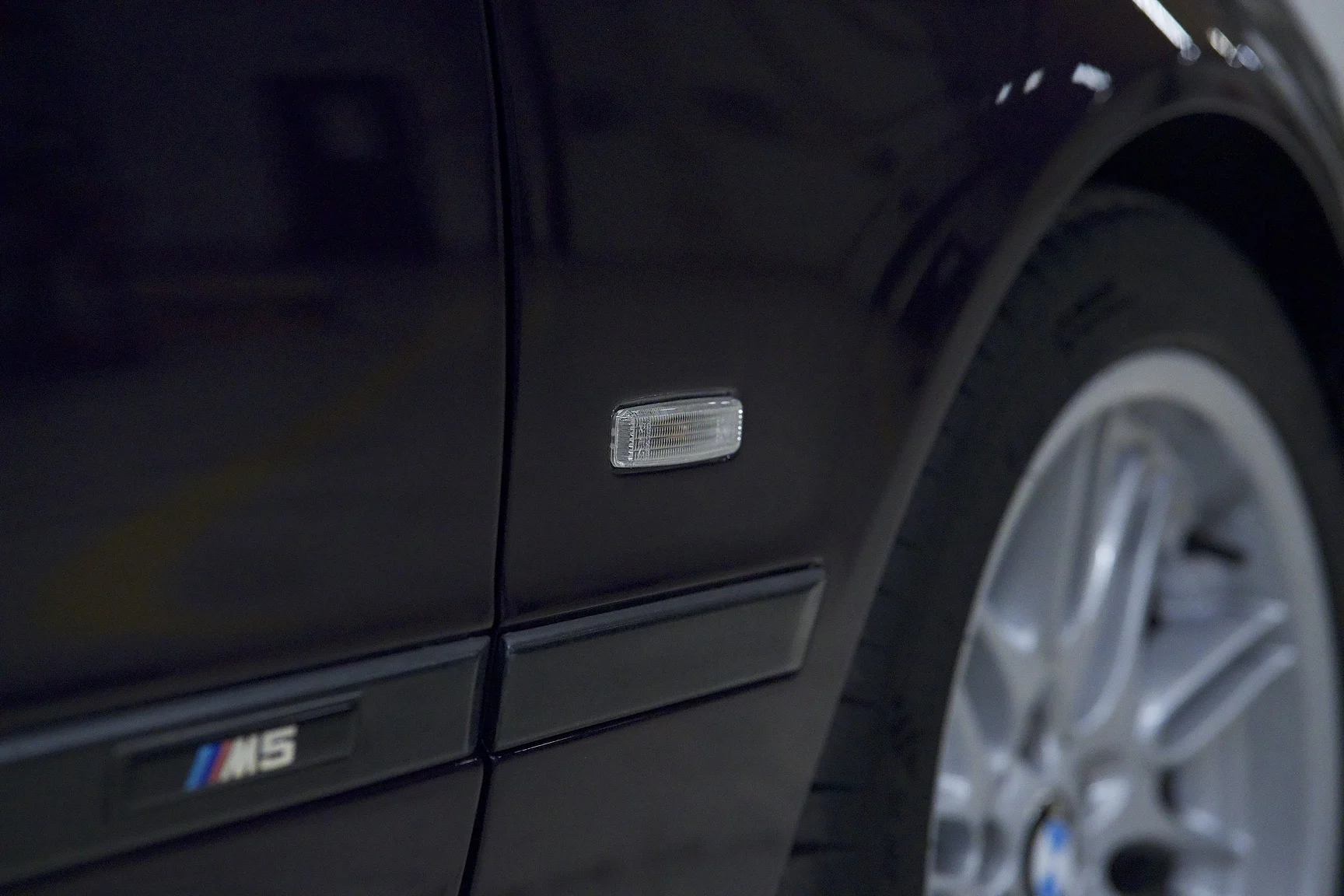 Exteriörbild på 2002 BMW M5 E39 (43)