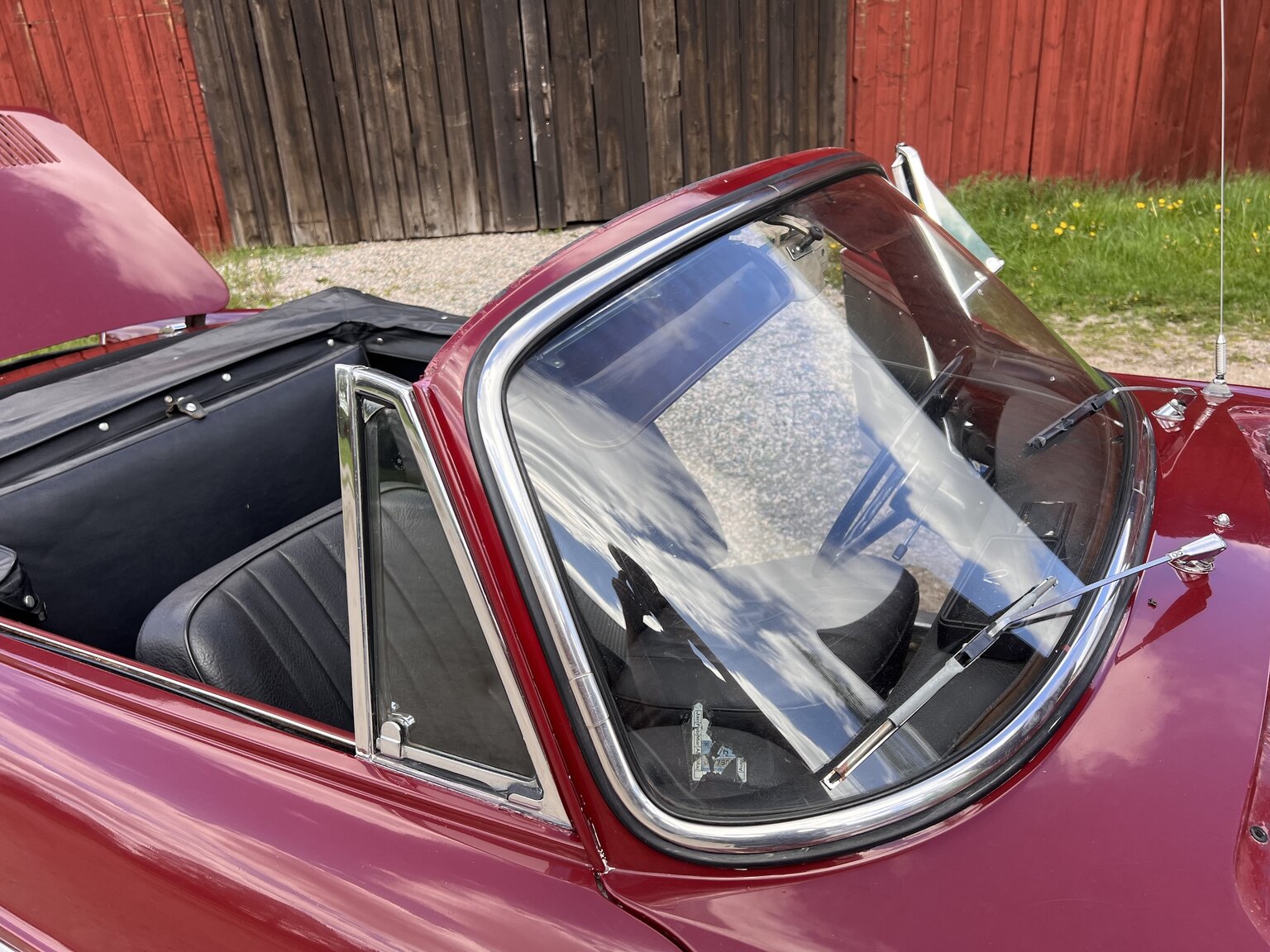 Exterior image of 1967 Renault Caravelle Coupé