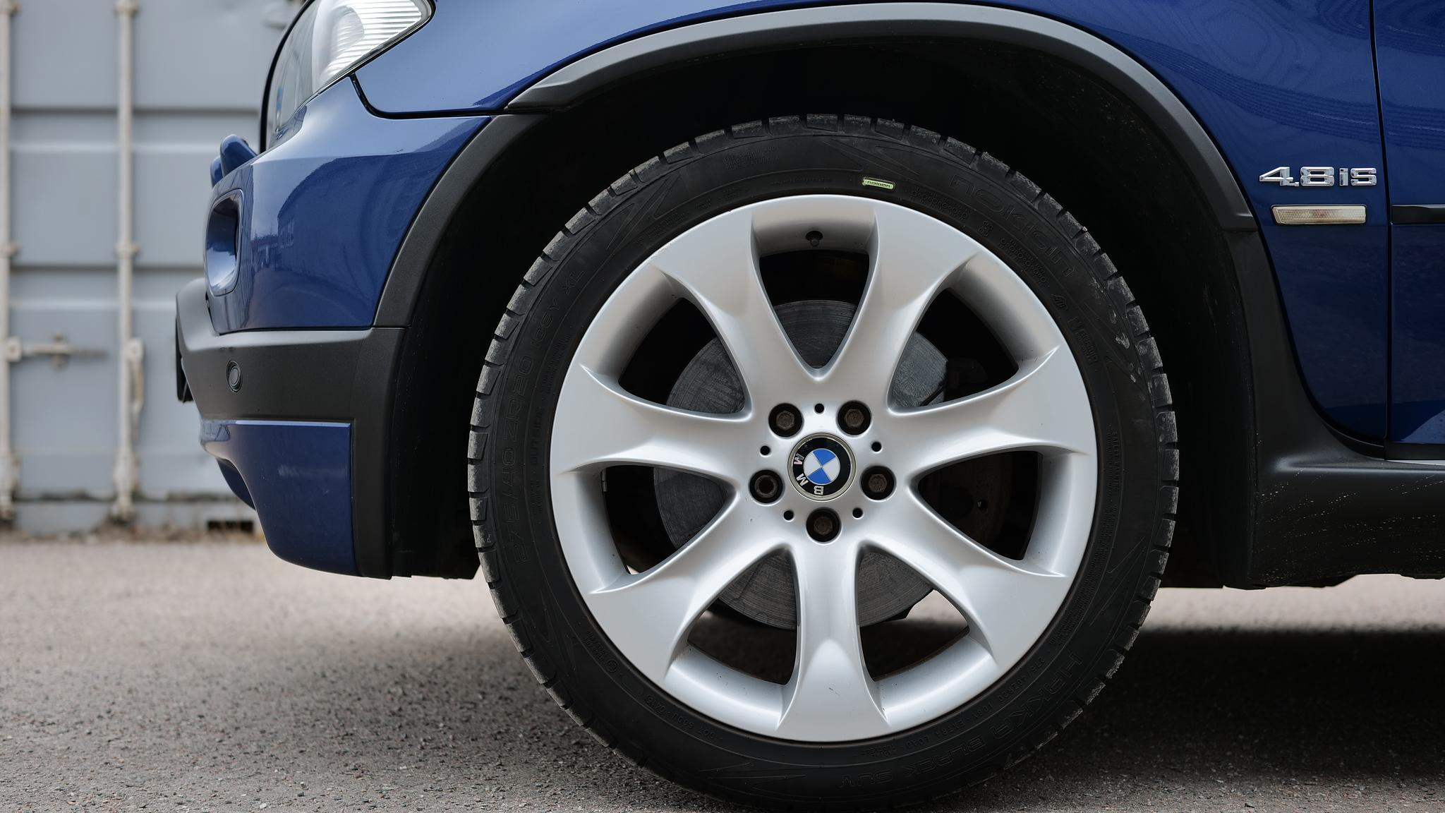 Exterior image of 2005 BMW X5 4,8IS (15)