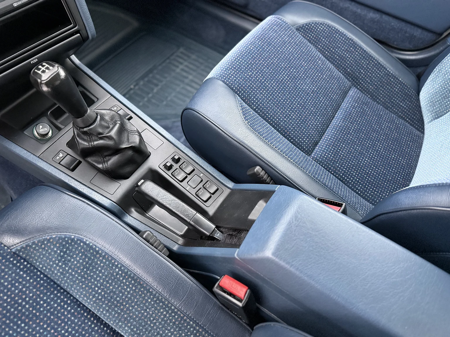 Interior image of 1994 Volvo 850 2.5 SE (18)