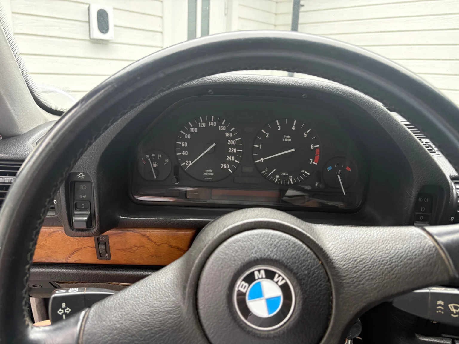 Interior image of 1988 BMW 730iA (31)