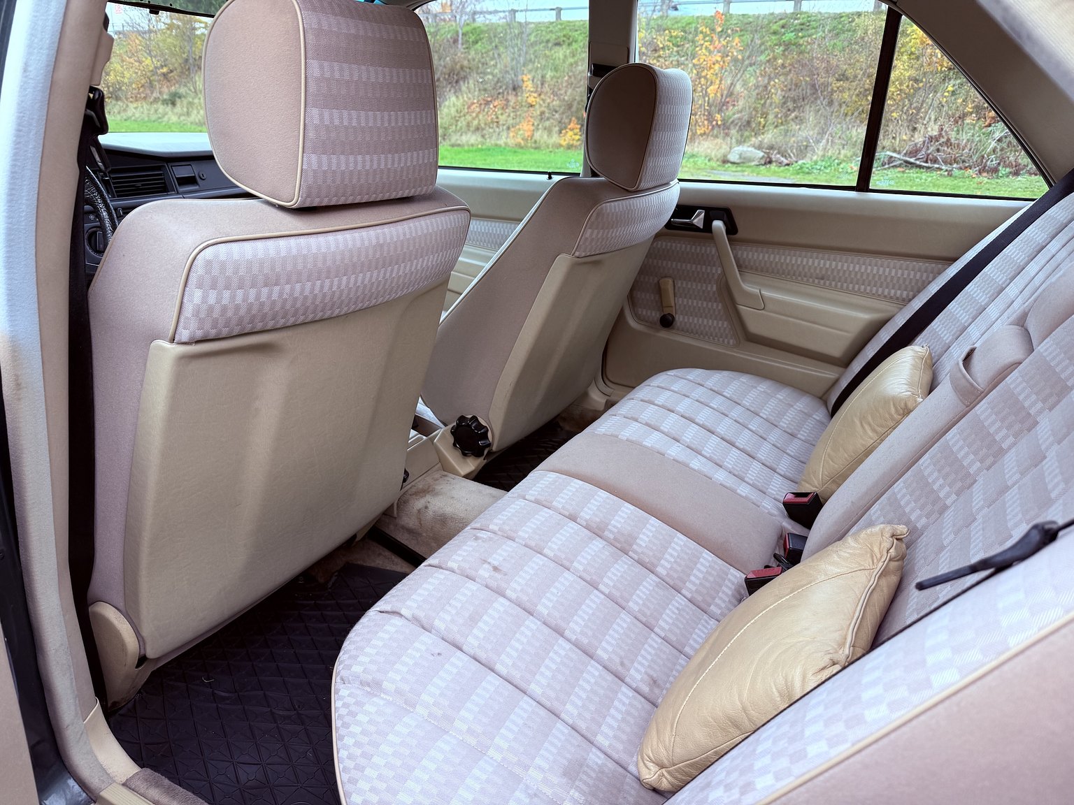 Innenraumfoto von 1989 Mercedes-Benz 190 E