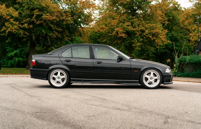 1992 BMW 320i Sedan – Exteriör