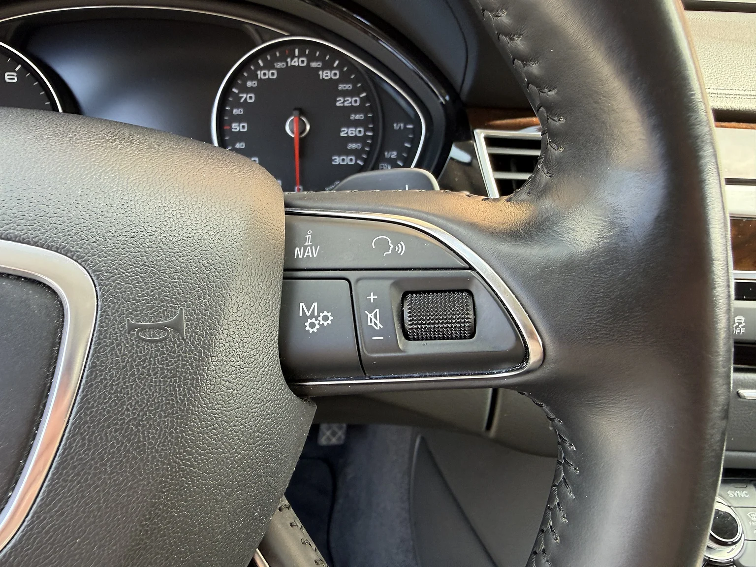 Innenraumfoto von 2014 Audi A8 4.0 TFSI (31)
