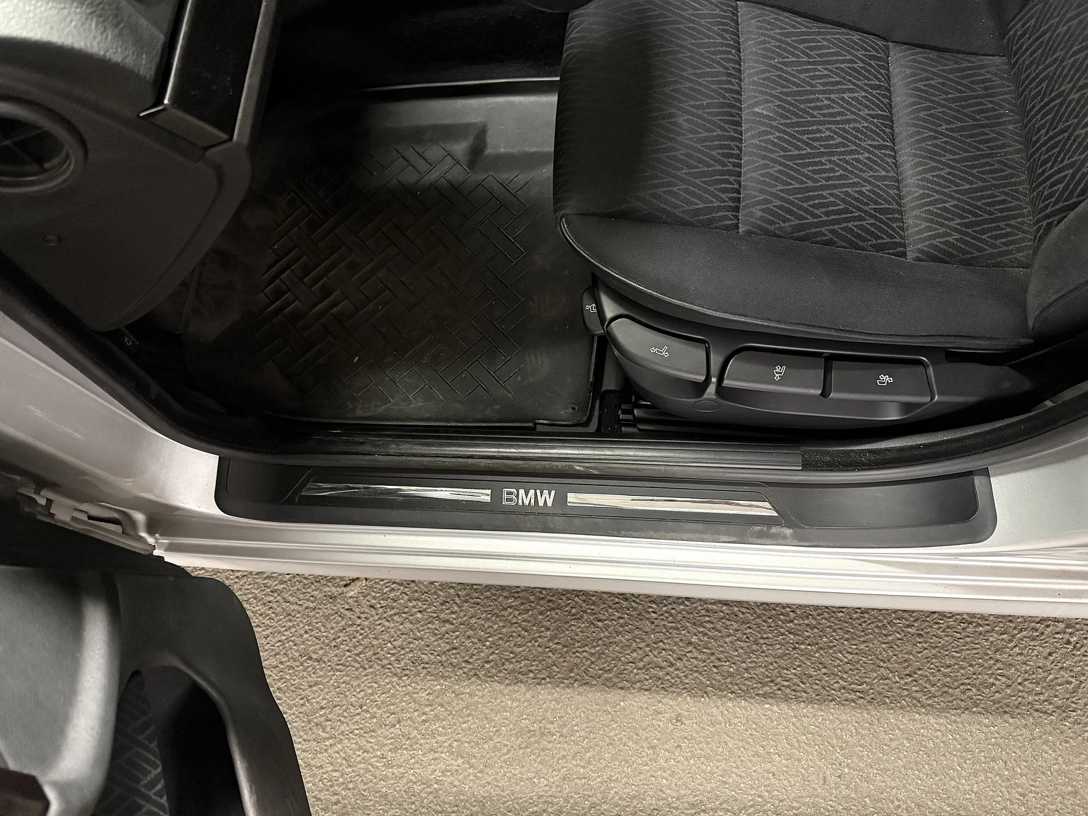 Interior image of 2002 BMW 520i (6)