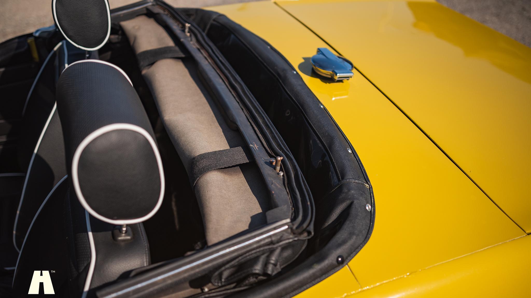 Exteriörbild på 1974 Triumph TR6 (110)