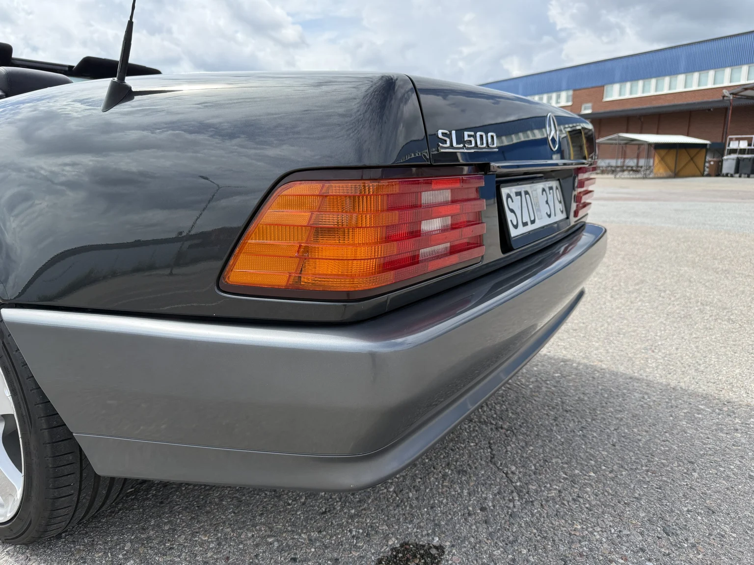 Exterior image of 1995 Mercedes-Benz SL 500 (54)