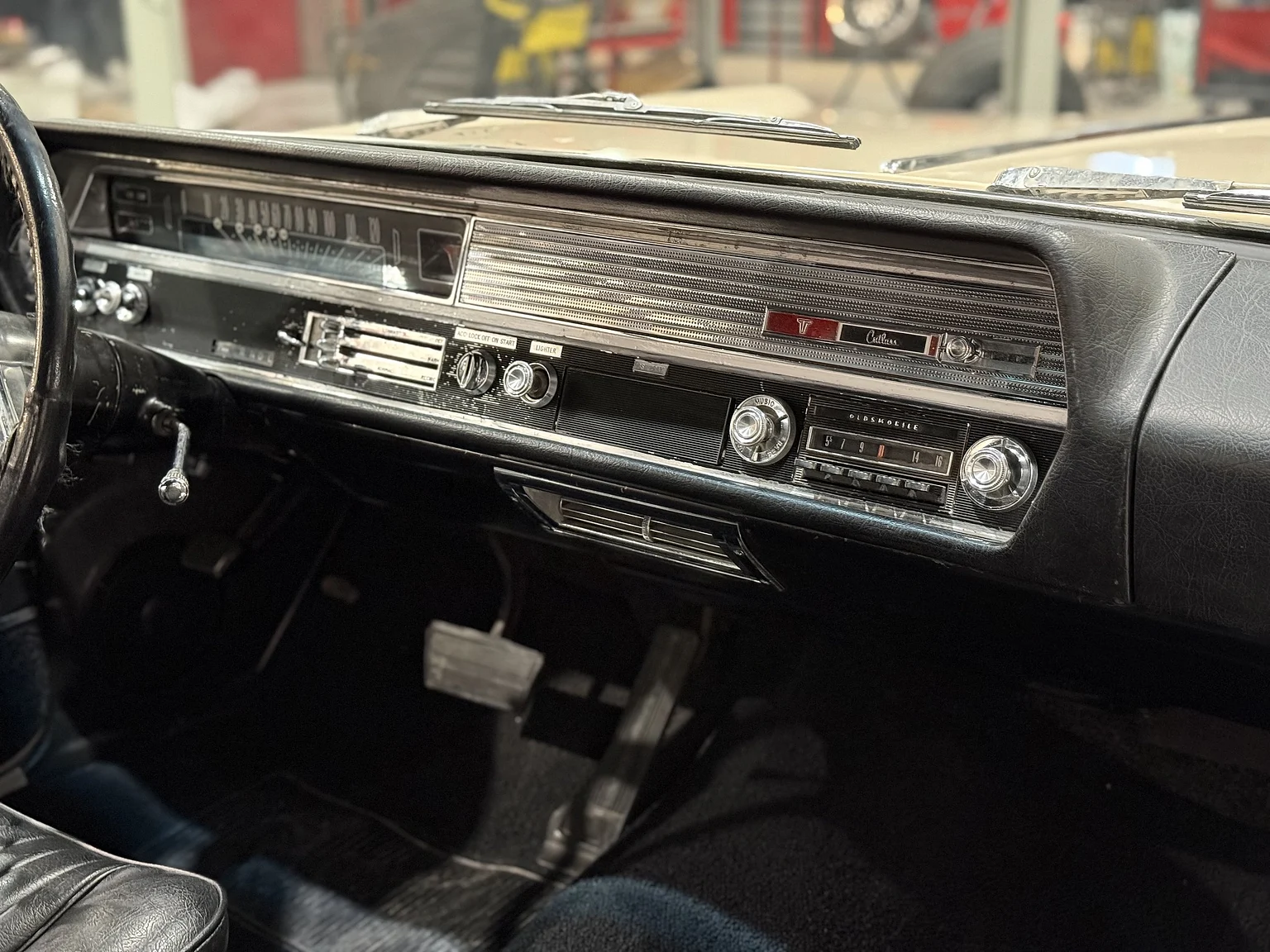 Interior image of 1964 Oldsmobile Cutlass Convertible (25)