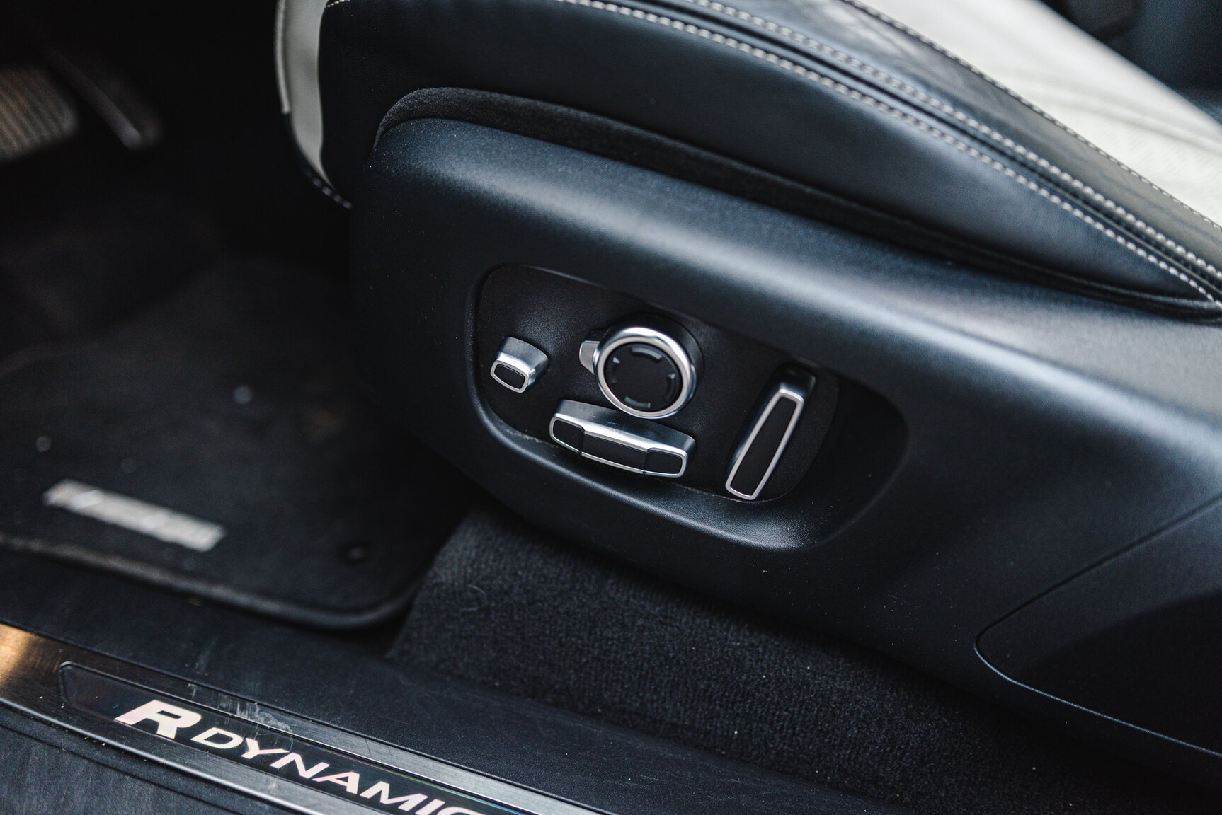 Interior image of 2018 Range Rover Velar D300 AWD HSE
