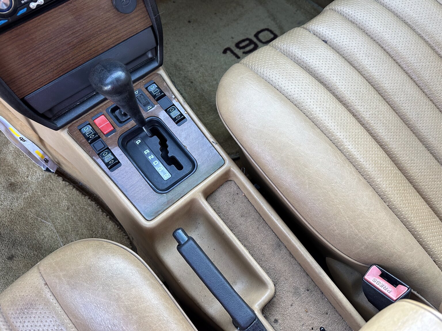 Innenraumfoto von 1988 Mercedes-Benz 190 E 2.3 (16)