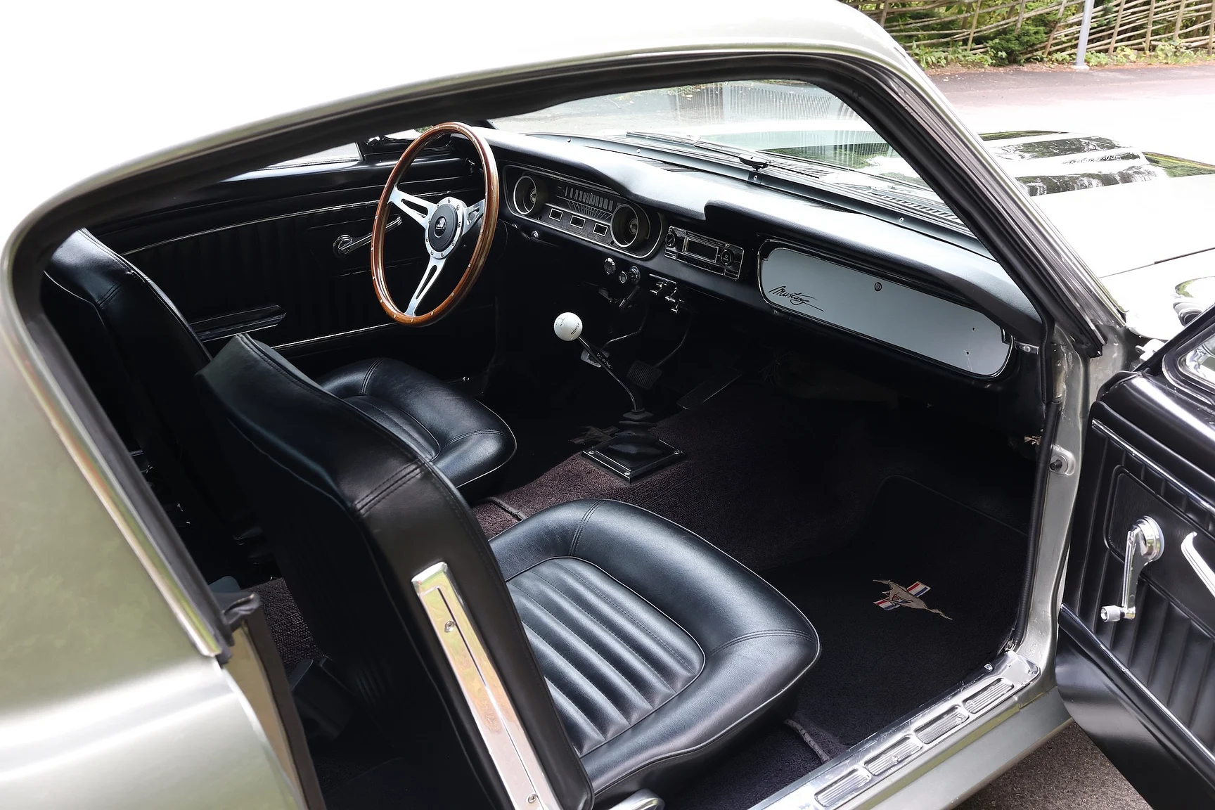 Interiörbild 1965 Ford Mustang Fastback Restomod (11)