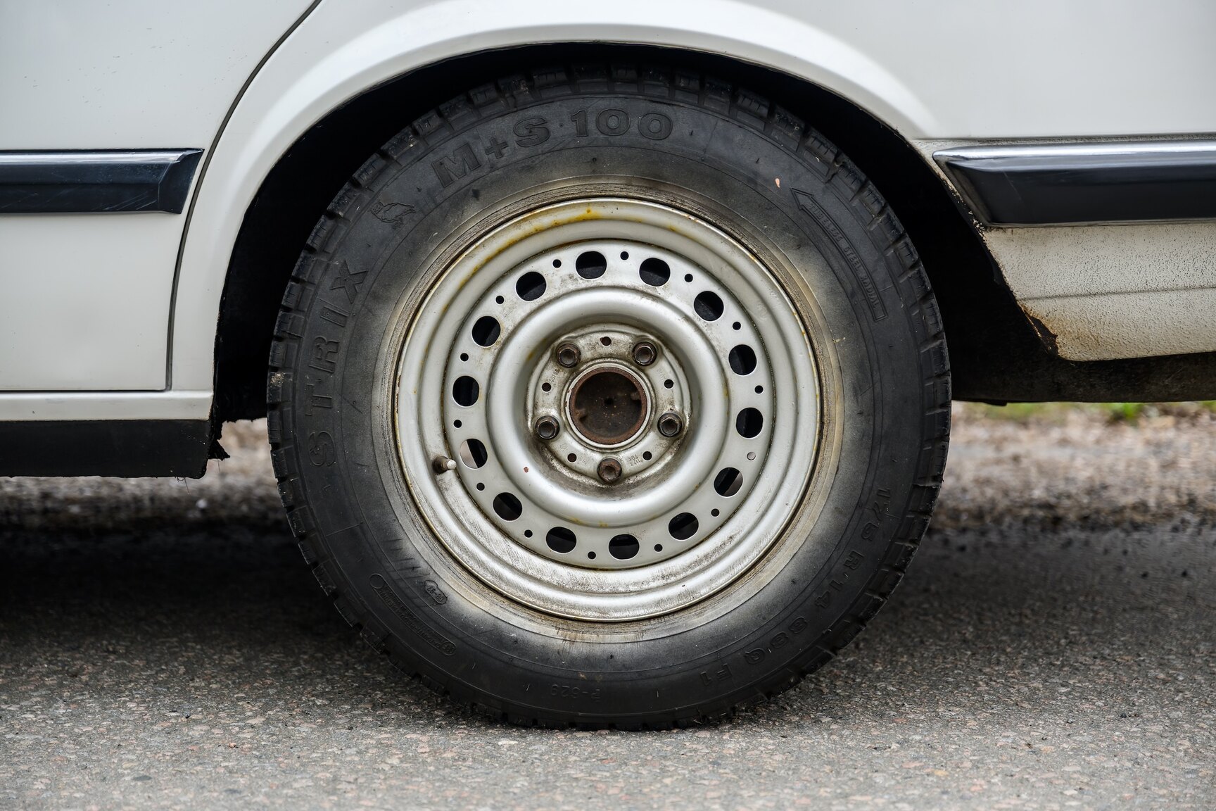 Exterior image of 1986 BMW 520i