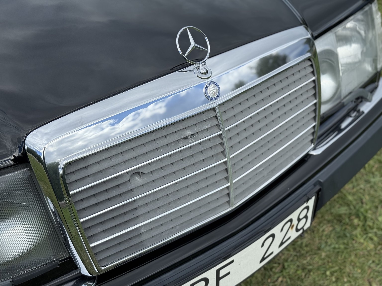 Exterior image of 1990 Mercedes-Benz 300CE-24