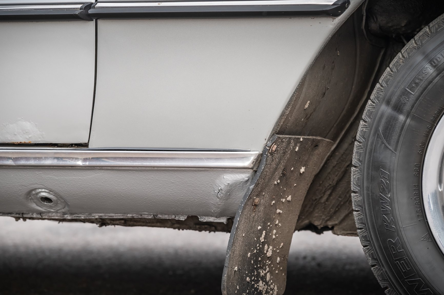 Exterior image of 1975 Mercedes-Benz 280 SE 