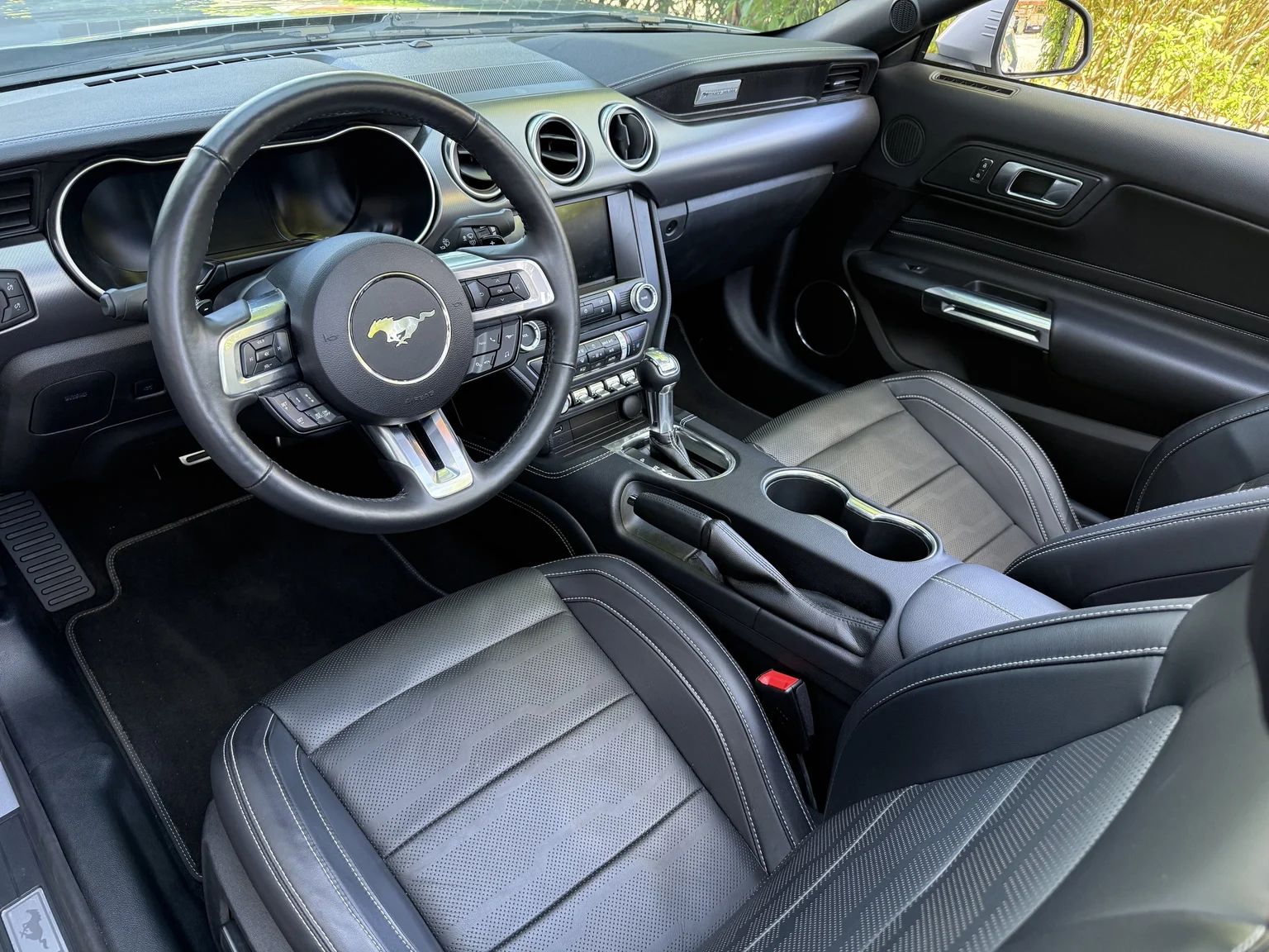 Innenraumfoto von 2021 Ford Mustang GT Cabriolet (48)