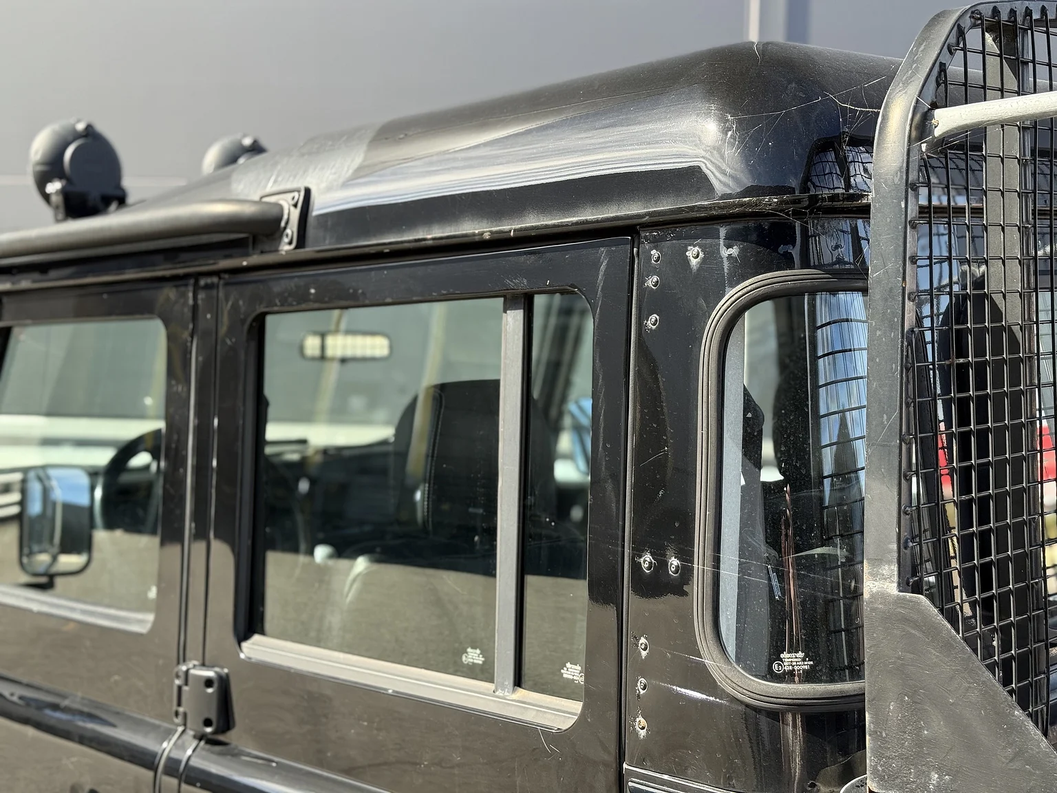 Exteriörbild på 2000 Land Rover Defender 110 Tomb Raider (73)