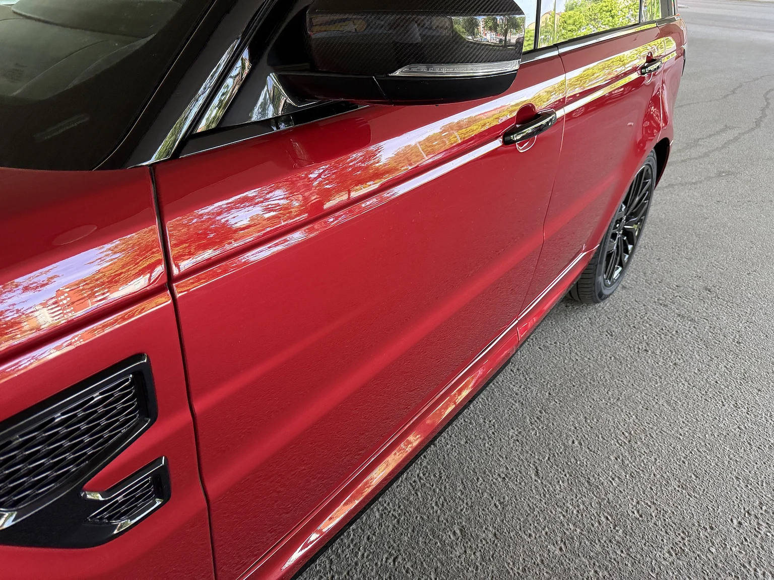 Exteriörbild på 2017 Range Rover Sport SVR (60)