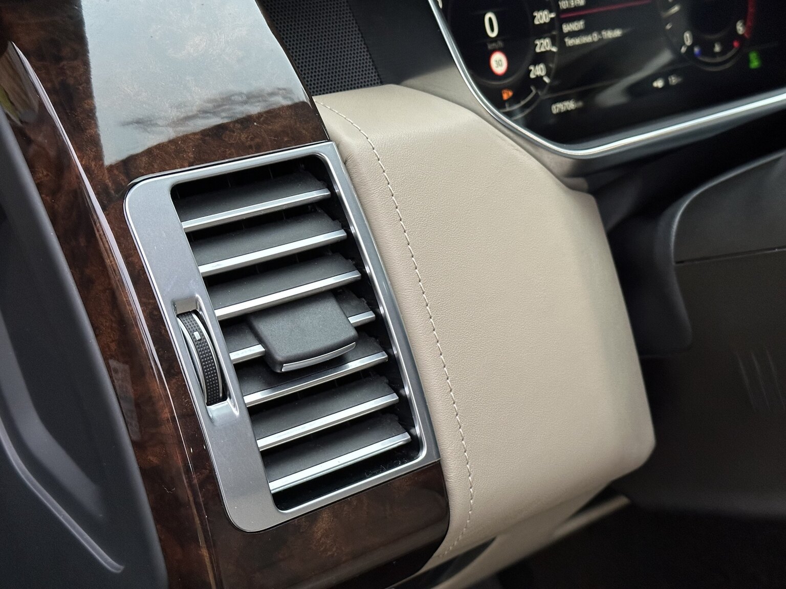 Interior image of 2019 Range Rover Vouge Autobiography SDV8