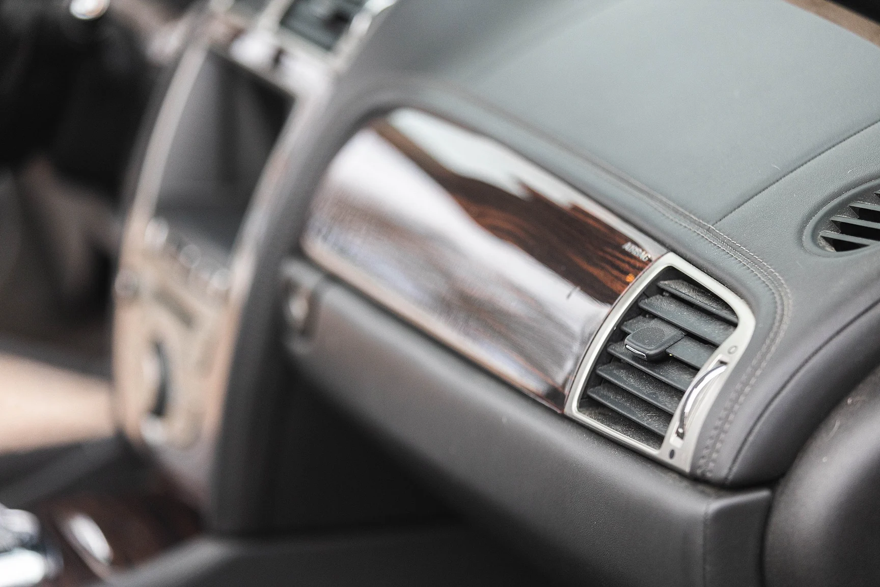 Innenraumfoto von 2011 Jaguar XK Cabriolet (12)