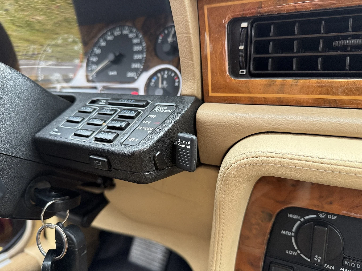 Interior image of 1991 Jaguar XJ40 Sovereign (23)