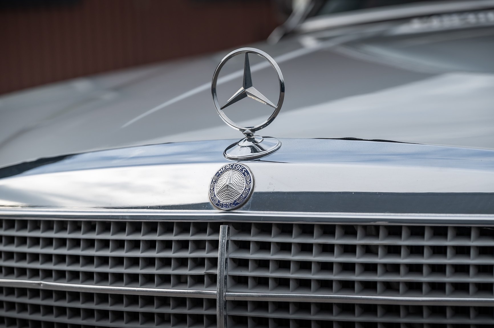 Exterior image of 1975 Mercedes-Benz 280 SE 