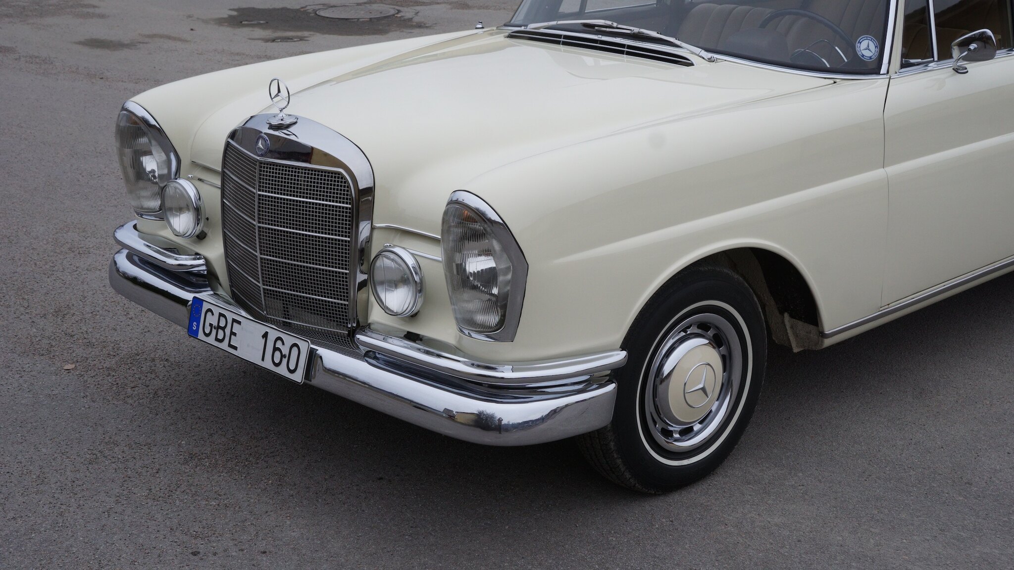 Exteriörbild på 1966 Mercedes-Benz 230 S