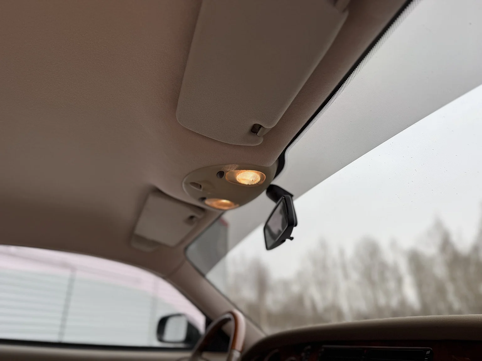 Interior image of 1997 Jaguar XK8 (42)