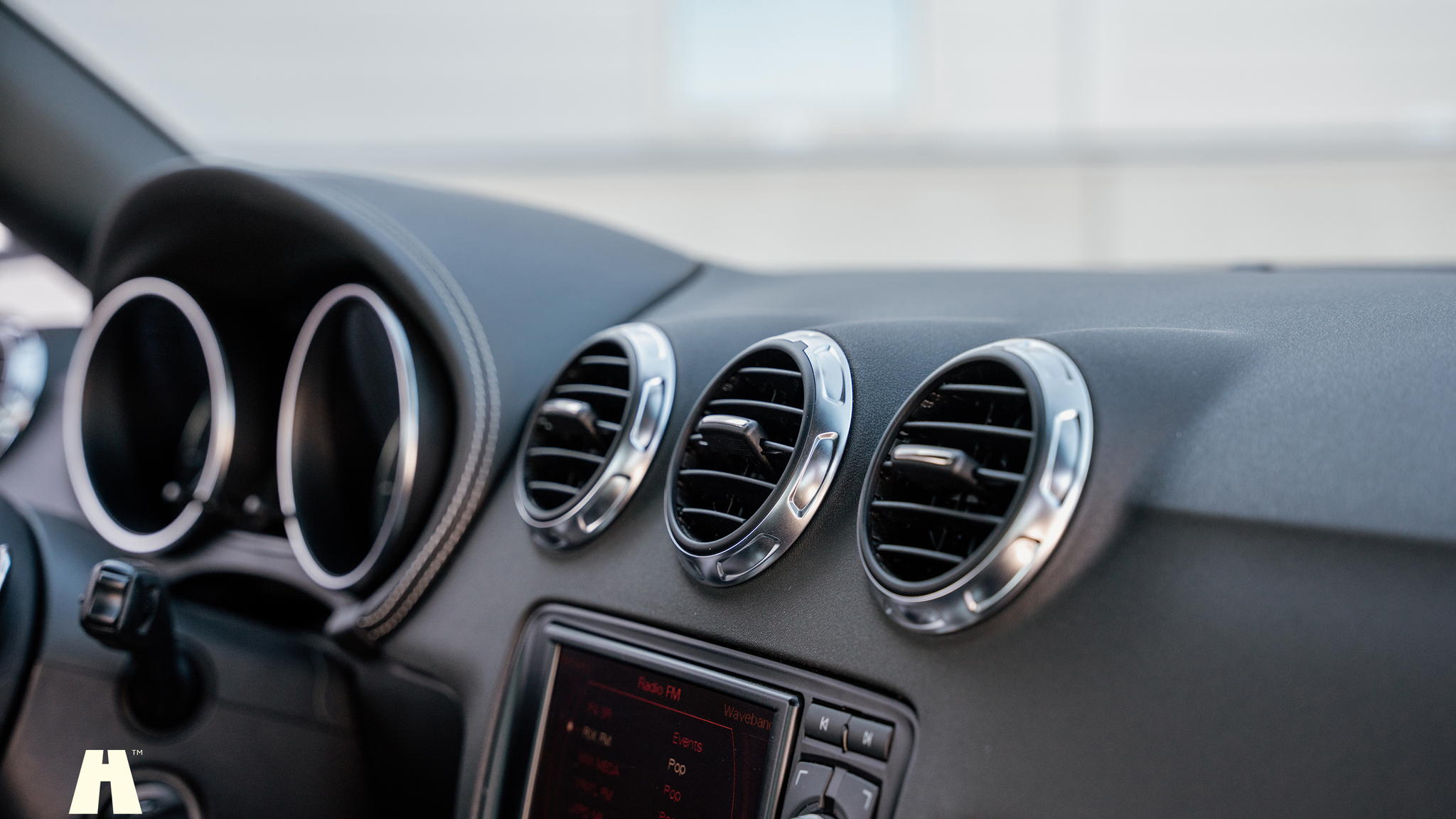 Interior image of 2009 Audi TTS (26)