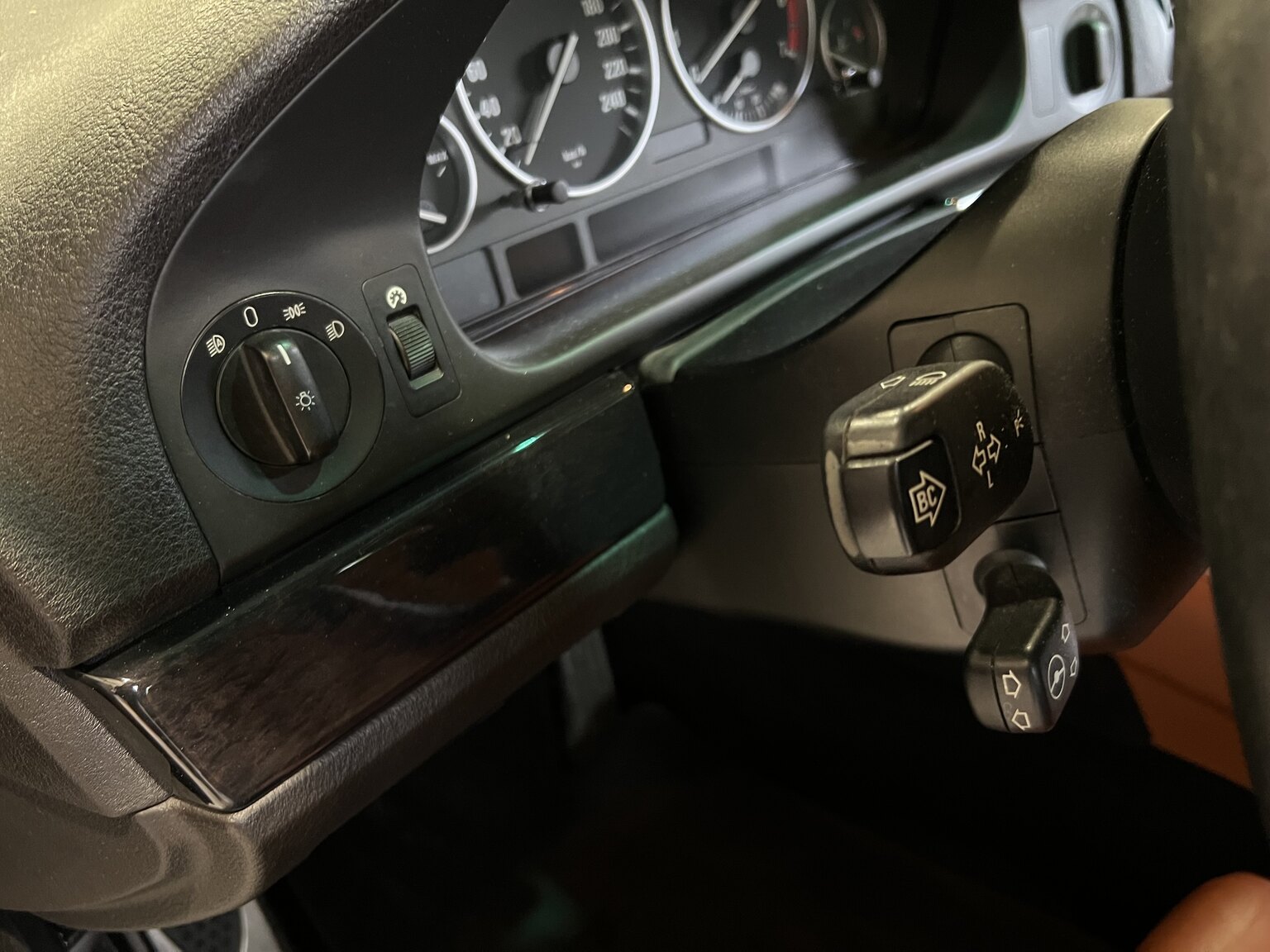 Interior image of 2003 BMW 540i Touring