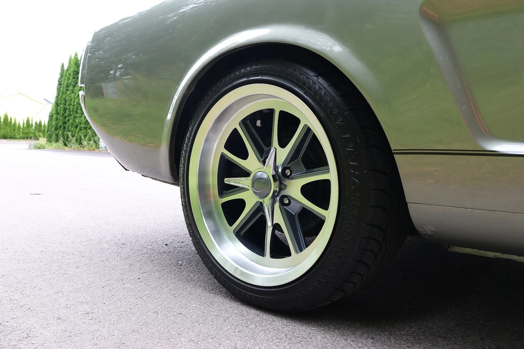 Aussenfoto 1965 Ford Mustang Fastback Restomod (22)