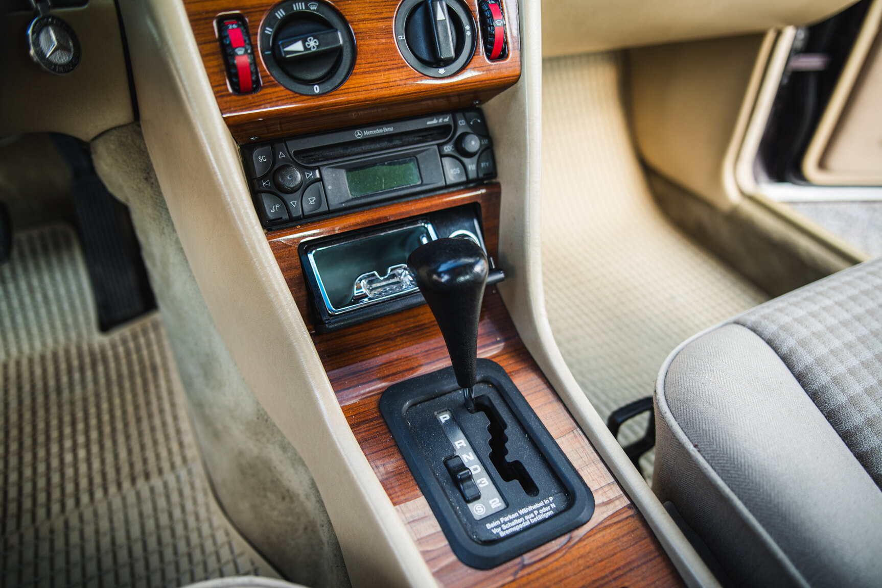 Interior image of 1993 Mercedes-Benz E 220
