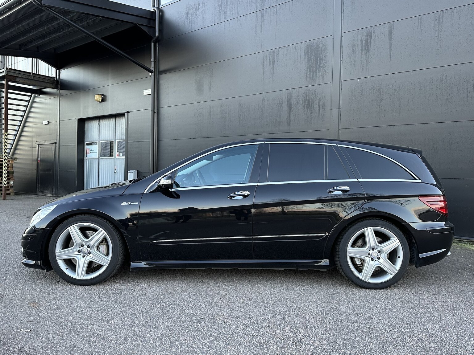 Exterior image of 2007 Mercedes-Benz R63 AMG